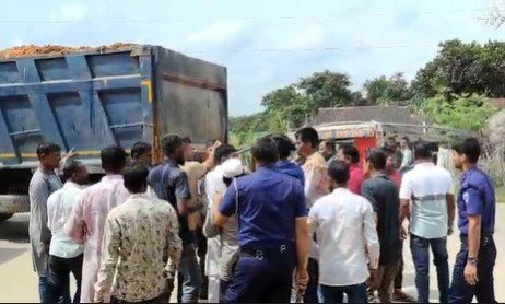 সিলেটের কোম্পানীগঞ্জ উপজেলায় চেকপোস্টে দায়িত্বরত পুলিশ সদস্যদের ওপর হামলা। ছবি: আজকের পত্রিকা