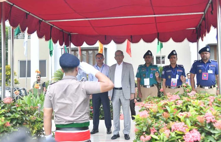 আজ দুপুরে হজরত শাহজালাল (র.)-এর মাজার জিয়ারত করেন রাষ্ট্রপতি মির্জা ফখরুল ইসলাম আলমগীর। ছবি: আজকের পত্রিকা