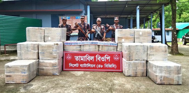 সিলেটে কোটি টাকার চোরাচালানের মালামাল জব্দ করে বিজিবি। ছবি: আজকের পত্রিকা