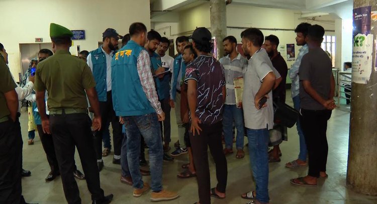 দুদক সিলেট কার্যালয়ের সহকারী পরিচালক জুয়েল মজুমদারের নেতৃত্বে অভিযান চালানো হয়। ছবি: আজকের পত্রিকা