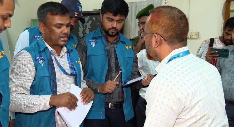 দুদক সিলেট কার্যালয়ের সহকারী পরিচালক জুয়েল মজুমদারের নেতৃত্বে অভিযান চালানো হয়। ছবি: আজকের পত্রিকা