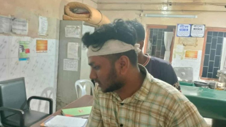 হামলায় আহত একজন। ছবি: আজকের পত্রিকা