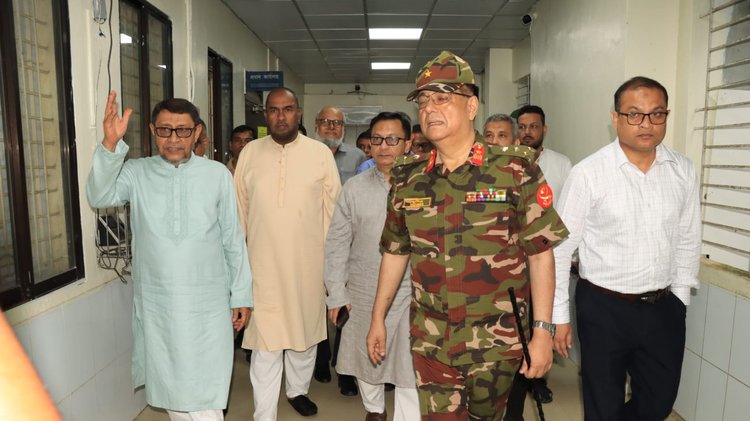 সিলেট এমএজি ওসমানী মেডিকেল কলেজ হাসপাতাল পরিদর্শন করেন স্বাস্থ্যমন্ত্রী। ছবি: আজকের পত্রিকা