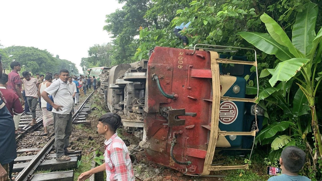 সিলেটে ট্রেন লাইনচ্যুত, ৩ ঘণ্টা চলাচল বন্ধ