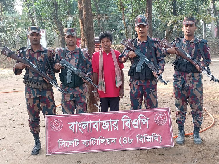 সিলেটে অবৈধ অনুপ্রবেশের দায়ে ২ ভারতীয় নাগরিক আটক। ছবি: আজকের পত্রিকা