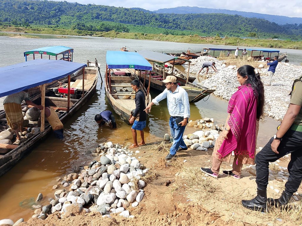সিলেটে সাদাপাথরবাহী ১৩০ ট্রাক জব্দ, পুনঃস্থাপন শুরু