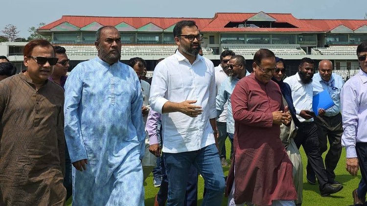 আজ দুপুরে সিলেট জেলা স্টেডিয়াম পরিদর্শন শেষে সাংবাদিকদের সঙ্গে কথা বলেন ক্রীড়া প্রতিমন্ত্রী আমিনুল হক। ছবি: আজকের পত্রিকা