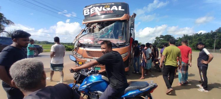 সিলেটে দুর্ঘটনাকবলিত বাস।