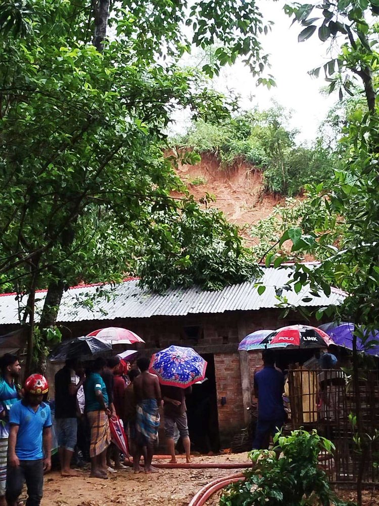 টানা বৃষ্টিতে সিলেটের গোলাপগঞ্জে টিলা ধসে বসতঘরে ঘুমন্ত অবস্থায় মাটিচাপায় একই পরিবারের চার জন মারা গেছেন। ছবি: আজকের পত্রিকা