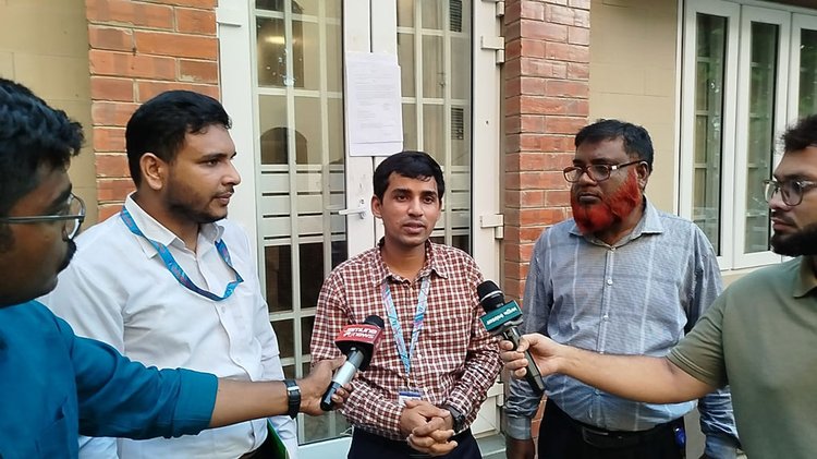 সিসিকের সাবেক মেয়র আনোয়ারুজ্জামান চৌধুরীর বাড়িতে আজ রোববার বিকেলে নোটিশ সাঁটানোর পর গণমাধ্যমের সঙ্গে কথা বলেন দুদক কর্মকর্তা। ছবি: সংগৃহীত