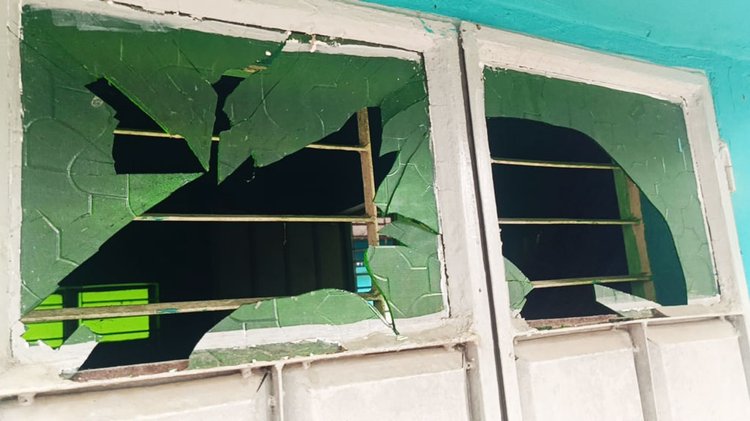ফরিদপুরের সালথার তালুকদার বাজার এলাকায় আজ সোমবার সকালে দুই পক্ষের সংঘর্ষের সময় ভাঙচুর করা বাড়ি। ছবি: আজকের পত্রিকা
