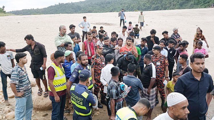 সিলেটের জাফলংয়ে পানিতে ডুবে পর্যটক নিখোঁজ। ছবি: আজকের পত্রিকা