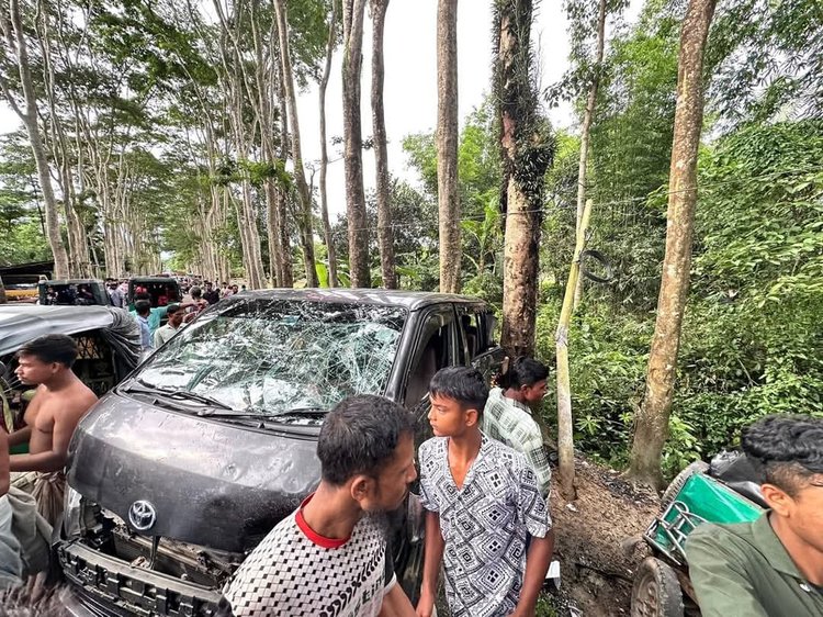 সিলেটের জকিগঞ্জ উপজেলায় আজ বুধবার বিকেলে মাইক্রোবাসের সঙ্গে ব্যাটারিচালিত অটোরিকশার সংঘর্ষ হয়। ছবি: আজকের পত্রিকা