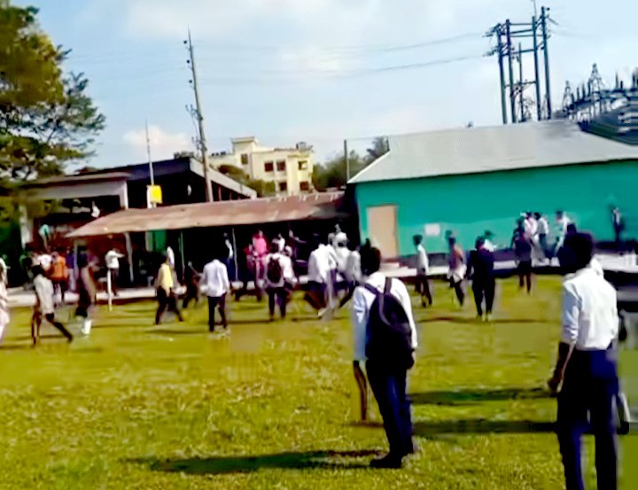 শম্ভুগঞ্জ জিকেপি কলেজে বহিরাগতদের হামলা। ছবি: সংগৃহীত