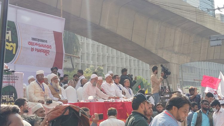 পল্টনে সমাবেশ করছেন জামায়াতসহ ৮ দলের নেতাকর্মীরা। ছবি: আজকের পত্রিকা