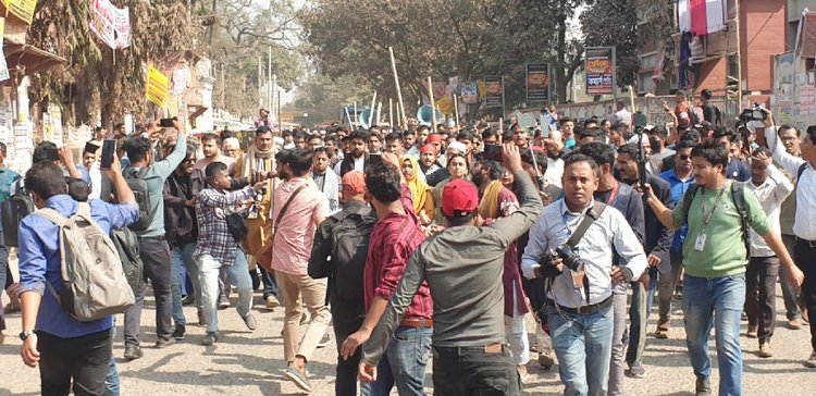 গাজীপুরে শিক্ষার্থীদের ওপর হামলার ঘটনায় বৈষম্যবিরোধী আন্দোলনের ডাকা বিক্ষোভ সমাবেশ শুরু। ছবি: আজকের পত্রিকা