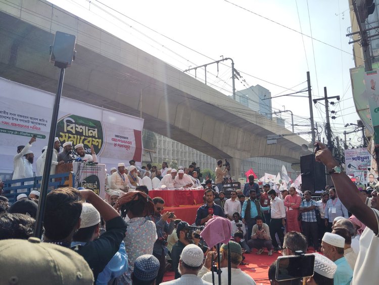 পল্টনে সমাবেশ করছেন জামায়াতসহ ৮ দলের নেতাকর্মীরা। ছবি: আজকের পত্রিকা