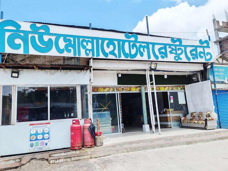 লঞ্চঘাটের প্রবেশপথে আগে যেখানে সারি সারি হোটেল-রেস্তোরাঁয় ইলিশ ভাজা, ভর্তা ও ভাতের ঘ্রাণে ম ম করত পরিবেশ, আজ সেখানে কেবল জনশূন্যতা। ছবি: আজকের পত্রিকা