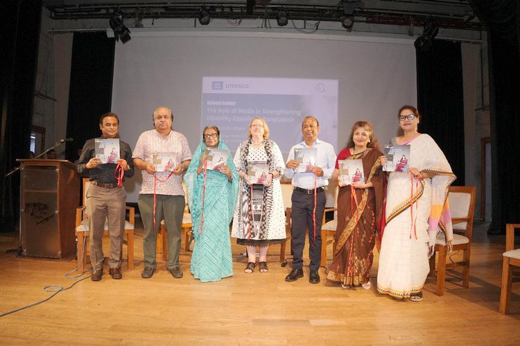 প্রতিবন্ধী ব্যক্তিদের সমতা প্রতিষ্ঠায় গণমাধ্যমের ভূমিকা নিয়ে ঢাকার মুক্তিযুদ্ধ জাদুঘরে সেমিনার অনুষ্ঠিত। ছবি: আজকের পত্রিকা