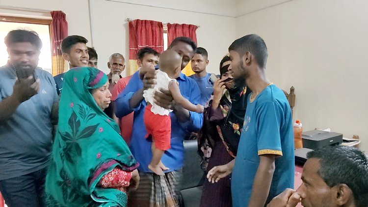 পরিবারের সদস্যদের সঙ্গে কথা বলছেন সামাউন আলী। ছবি: আজকের পত্রিকা