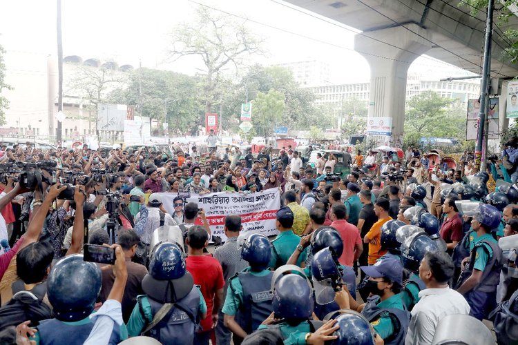 সাম্য হত্যার বিচারের দাবিতে শাহবাগ থানা ঘেরাও। ছবি: আজকের পত্রিকা