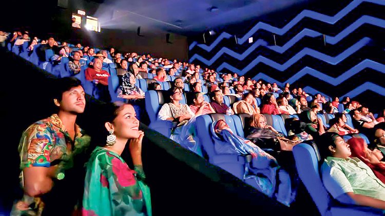 সিনেমা হলে সৌম্য ও সাদিয়া আয়মান