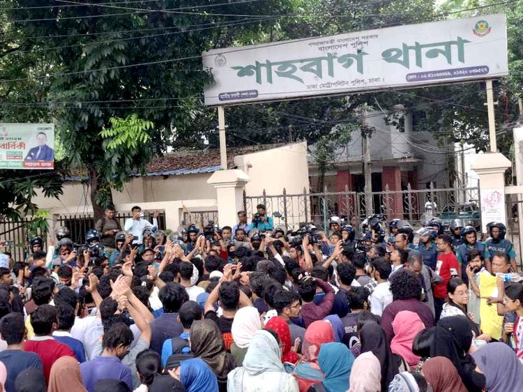 সাম্য হত্যার বিচারের দাবিতে শাহবাগ থানা ঘেরাও। ছবি: আজকের পত্রিকা