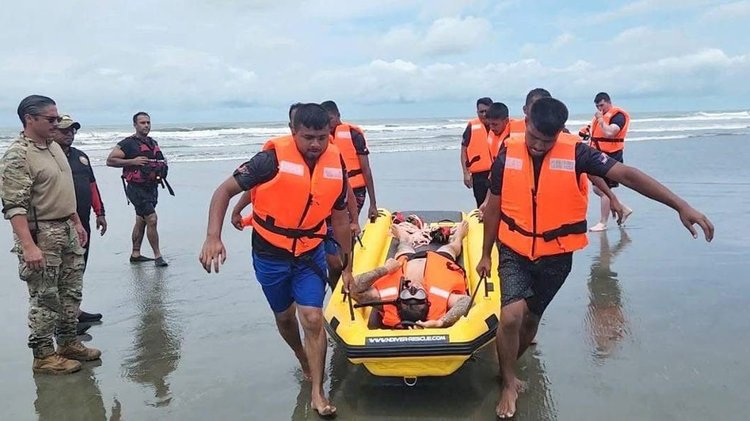 কক্সবাজার সমুদ্রসৈকতে ফায়ার সার্ভিসের সদস্যদের প্রশিক্ষণ দিয়েছেন মার্কিন সেনা ও বিমানবাহিনীর সদস্যরা। ছবি: আজকের পত্রিকা
