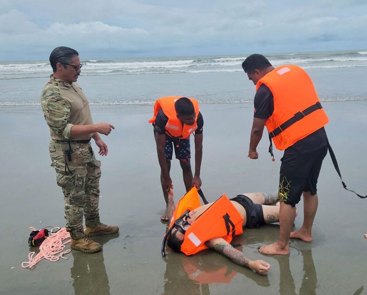 কক্সবাজার সমুদ্রসৈকতে ফায়ার সার্ভিসের সদস্যদের প্রশিক্ষণ দিয়েছেন মার্কিন সেনা ও বিমানবাহিনীর সদস্যরা। ছবি: আজকের পত্রিকা