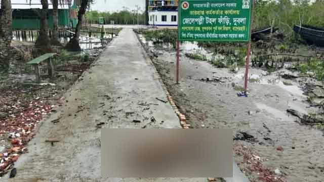 বৃহস্পতিবার রাতে দুবলার চর এলাকা থেকে দুটি হরিণের মরদেহ উদ্ধার করেছে বনরক্ষীরা। ছবি: আজকের পত্রিকা