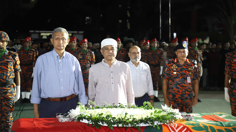 আজ মঙ্গলবার রাতে ফায়ার সার্ভিস ও সিভিল ডিফেন্স হেডকোয়ার্টারে নিহত ফায়ার ফাইটার শামীম আহমেদের জানাজার আগে তাঁর মরদেহে পুষ্পস্তবক অর্পণ করেন স্বরাষ্ট্র উপদেষ্টা লেফটেন্যান্ট জেনারেল (অব.) মো. জাহাঙ্গীর আলম চৌধুরী। ছবি: আজকের পত্রিকা