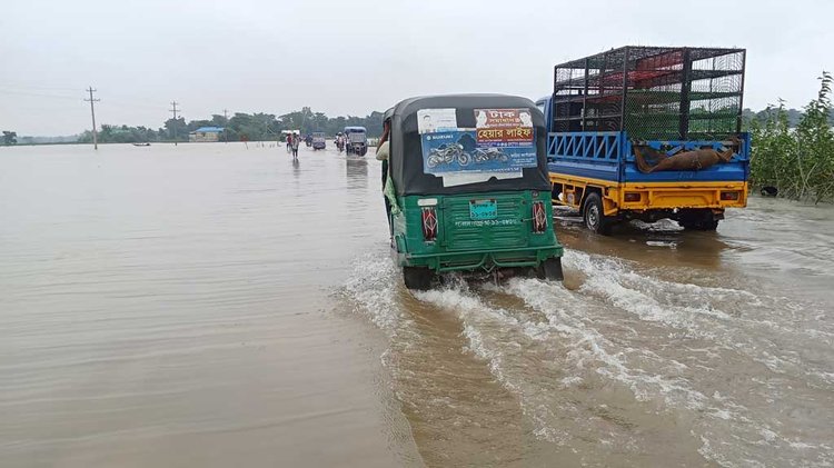ভারী বৃষ্টি ও পাহাড়ি ঢলে তলিয়েছে তাহিরপুর-সুনামগঞ্জ সড়কের একাধিক অংশ। সোমবার দুপুরে আনোয়ারপুর সেতুসংলগ্ন এলাকায়। ছবি: আজকের পত্রিকা
