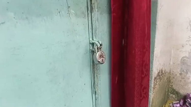 সুনামগঞ্জে ভাড়া দিতে দেরি হওয়ায় ভাড়াটিয়া একটি পরিবারকে বাইরে থেকে তালাবদ্ধ করে রাখেন মালিক। ছবি: সংগৃহীত