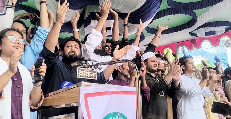 সুনামগঞ্জ শহরে পথসভায় বক্তব্য দেন এনসিপির আহ্বায়ক নাহিদ ইসলাম। আজ শুক্রবার দুপুরে তোলা। ছবি: আজকের পত্রিকা