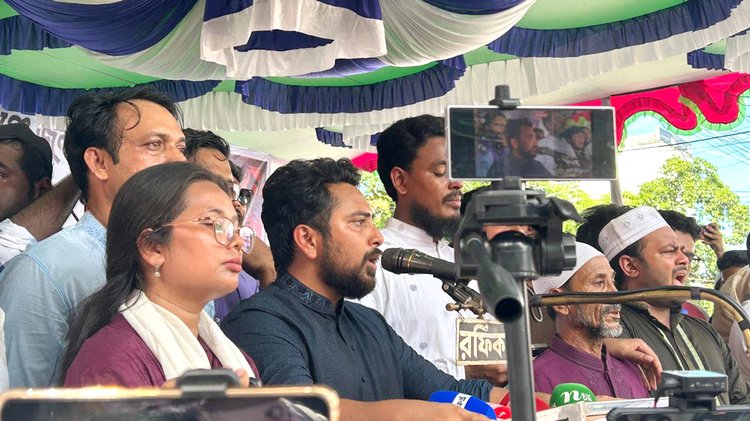 সুনামগঞ্জ শহরে পথসভায় বক্তব্য দেন এনসিপির আহ্বায়ক নাহিদ ইসলাম। আজ শুক্রবার দুপুরে তোলা। ছবি: আজকের পত্রিকা