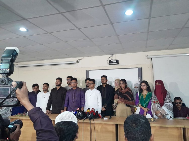 বিশ্ববিদ্যালয়ের প্রশাসনিক ভবনে ডাকসুর নেতারা। ছবি: আজকের পত্রিকা