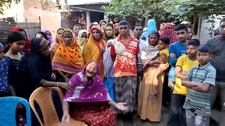 সবুজ মিয়ার মৃত্যুর খবরে পরিবারের আহাজারি। ছবি: আজকের পত্রিকা