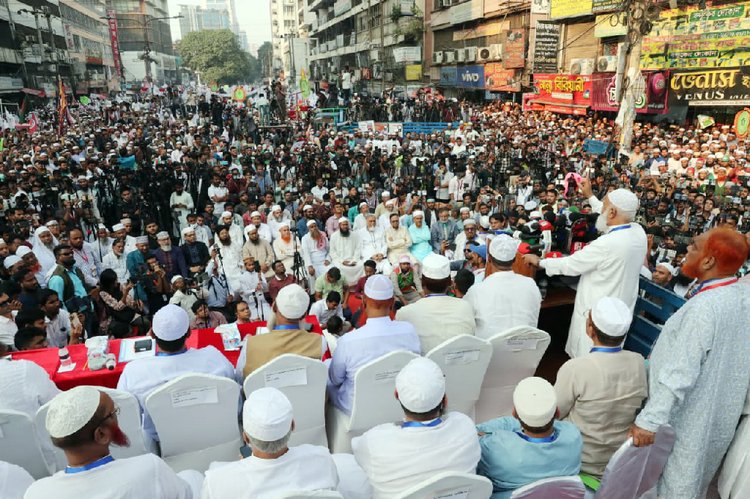 পল্টন মোড়ে সমাবেশে কথা বলছেন জামায়াত আমির। ছবি: আজকের পত্রিকা