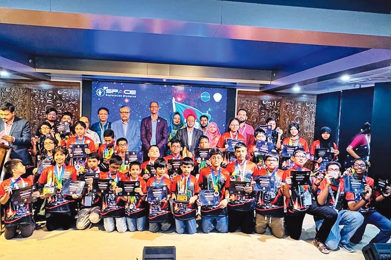 স্পেস-এক্সপ্লোরেশন-অলিম্পিয়াডের-চূড়ান্ত-প্রতিযোগিতায়-বিজয়ীদের-সঙ্গে-অতিথিরা২-copy
