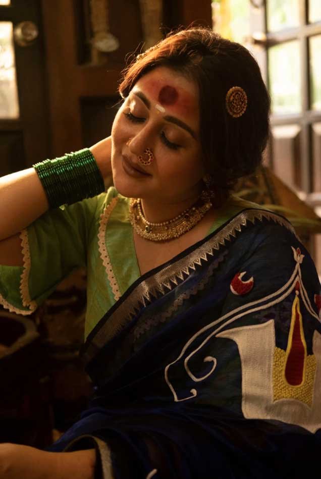 সপ্তমীতে নীল শাড়িত পরতে পারেন।