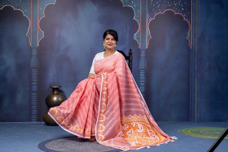 সপ্তমীতে পিচ, বেবি পিংক, ল্যাভেন্ডার এমন রঙের সুতি শাড়ি বেছে নিতে পারেন মায়ের জন্য। ছবি সৌজন্য: রঙ বাংলাদেশ