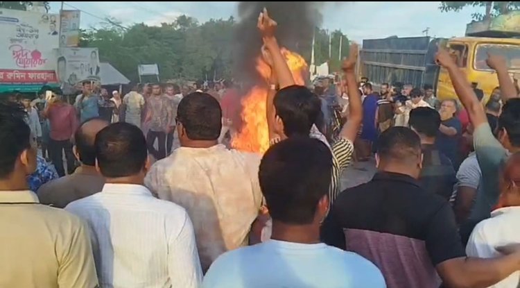 ব্রাহ্মণবাড়িয়ার সরাইলে রোববার সন্ধ্যায় ঢাকা-সিলেট মহাসড়ক অবরোধ করে বিক্ষোভ করে রুমিন ফারহানার অনুসারীরা। ছবি: আজকের পত্রিকা
