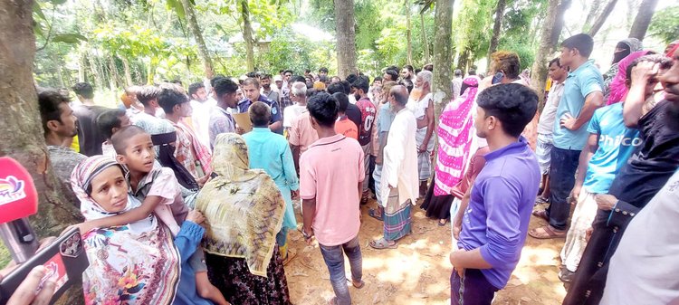 লাশ উদ্ধারের সময় ঘটনাস্থলে মানুষের ভিড়। ছবি: আজকের পত্রিকা