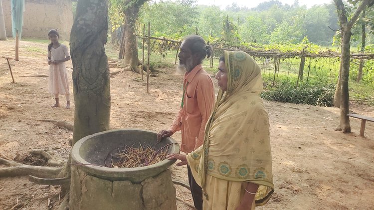 সাংবাদিকদের সামনে নির্যাতনের বর্ণনা দেন জাহাম্মদ আলী মুন্সি (৬৫) ও তাঁর স্ত্রী। ছবি: আজকের পত্রিকা