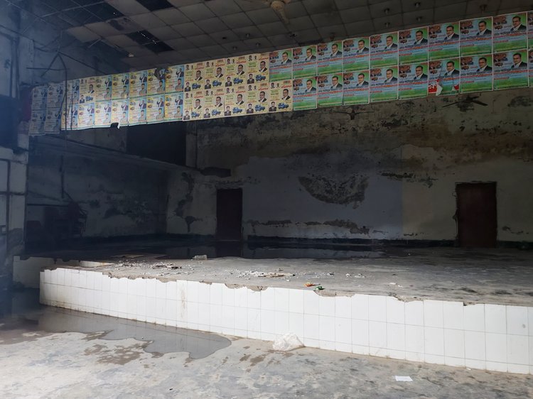 সিরাজদিখান উপজেলা পরিষদে অবস্থিত শিল্পকলার একমাত্র অডিটোরিয়াম বা কমিউনিটি সেন্টারটি দীর্ঘদিন সংস্কার ও রক্ষণাবেক্ষণের অভাবে কার্যত ব্যবহারের অনুপযোগী হয়ে পড়েছে। ছবি: আজকের পত্রিকা