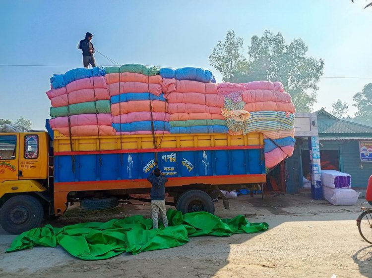 কম্বল তৈরির কাঁচামাল ট্রাক থেকে নামানো হচ্ছে। ছবি: আজকের পত্রিকা
