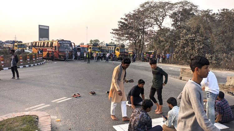 পদবঞ্চিত হয়ে মহাসড়ক অবরোধ করেন শিক্ষার্থীরা। ছবি: আজকের পত্রিকা
