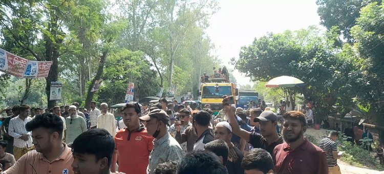 সিরাজগঞ্জের বেলকুচিতে হত্যা মামলার আসামিদের গ্রেপ্তারের দাবিতে সড়ক অবরোধ। ছবি: আজকের পত্রিকা