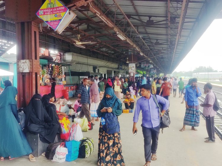 উল্লাপাড়া রেলওয়ে স্টেশনে অপেক্ষমাণ শত শত যাত্রী। আজ সকাল ১০টায় তোলা। ছবি: আজকের পত্রিকা