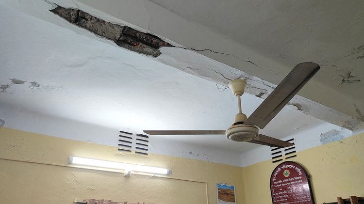 সিরাজগঞ্জ শহরে ফায়ার সার্ভিস ও সিভিল ডিফেন্স স্টেশনের বাহিনীর পুরোনো ভবন। ছবি: আজকের পত্রিকা